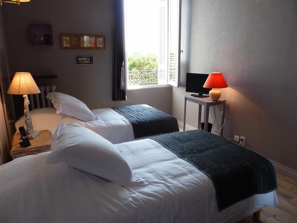 Hotel Souvenirs De Familles Saintes Room photo