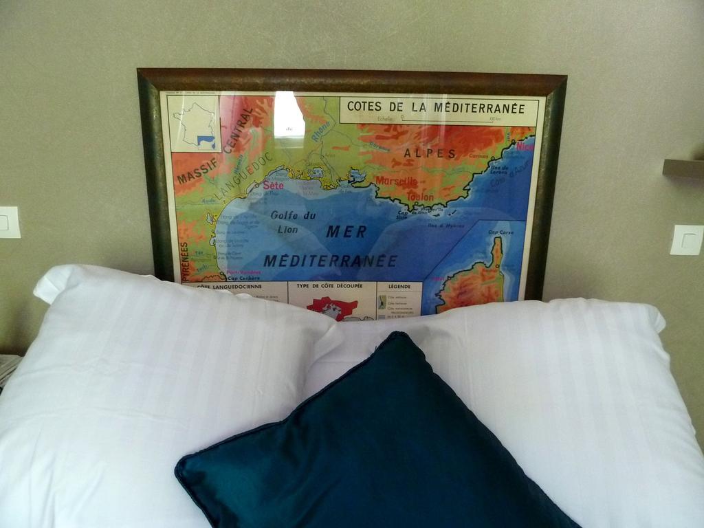 Hotel Souvenirs De Familles Saintes Room photo