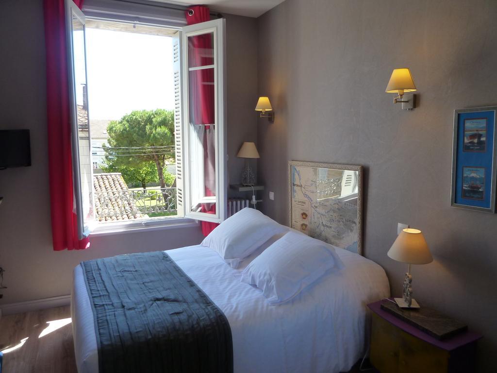 Hotel Souvenirs De Familles Saintes Room photo