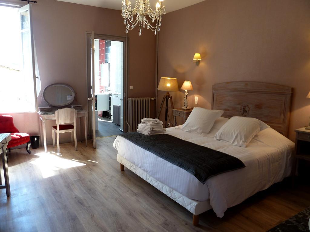 Hotel Souvenirs De Familles Saintes Room photo