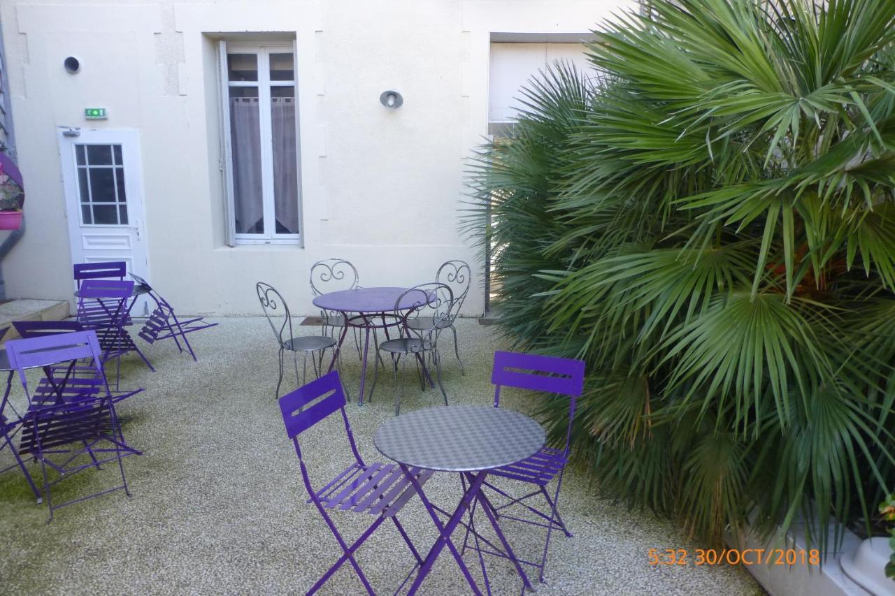 Hotel Souvenirs De Familles Saintes Exterior photo